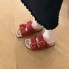 Sandálias femininas slip-on versáteis estilo Birkenstock com pelo, moda outono, antiderrapantes, para o dia a dia com sola grossa, tira com fivela dupla, confortáveis para uso externo
