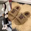 Pantuflas peludas de un paso fáciles de poner para mujer, se pueden usar afuera, ins 2026 otoño, atuendo de moda personalizado, suela plana de felpa, pantuflas de algodón con una sola tira