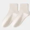 Meias femininas clássicas de cor sólida, até a panturrilha, com alto teor de algodão, meias de outono e inverno até a panturrilha para mulheres, Indústria de Meias Zhuji