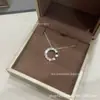 Aretes de Aro Dorados con Diseño de Panal en Forma de V Entrelazado, Versión Cortada con CNC de Precisión, Collar Chapado en Plata con Electrochapado Grueso de 18K