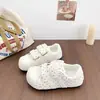 Sapatos baixos brancos de bolinhas com biqueira reforçada e velcro para mulheres, novo modelo outono 2026, tênis casuais leves versáteis para estudantes