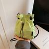 Bolso Cruzado Pequeño Ligero de Verano para Niñas 2026 Nuevo Moda Versátil Bolso de Hombro Bolso Cubo de Moda Bolso para Teléfono