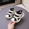 Sandalias deportivas para niños con puntera cubierta 2025 estilo de verano para bebé de suela blanda transpirables nuevo estilo zapatos de niña zapatos de playa para niño a la moda