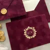 Venta al por mayor transfronteriza de sobres de terciopelo de alta calidad, sellos de cera para sellar, logotipo estampado en oro, sobres de terciopelo para invitaciones de boda