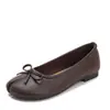 Zapatos planos de una sola suela con punta dividida de pezuña de cerdo no cansados para los pies cómodos antideslizantes de boca poco profunda para ir al trabajo con lazo Mary Jane para mujer 6612-8