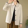 Foto real de abrigo corto artístico para mujer, primavera y otoño 2026, corte holgado, talla grande, casual, versátil, top de manga larga con cuello polo para mujer