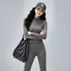 Conjunto de roupa de yoga estilo garota ousada para mulheres, jaqueta curta com zíper e gola alta com listras laterais, calça fitness de alta elasticidade com leve boca de sino, conjunto de duas peças