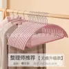 Cabides aveludados, antiderrapantes e que não marcam, para organização e armazenamento, especializados para organização de guarda-roupas, uso em quartos, previne vincos nos ombros, varal para guarda-roupas, suporte para roupas