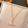 Colar de Titânio com Corrente para Clavícula, Cheio de Diamantes Micro-Incustados, Design de Imperatriz Viúva Saturno, Venda Quente Europeia e Americana para Mulheres, Luxo Leve, Alto Padrão, Versátil, Requintado