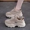 Novos sapatos femininos de verão, tênis de malha respirável, estilo coreano versátil, com sola grossa, para aumentar a altura, casuais, com sola macia, tênis 'dad shoes' para mulheres