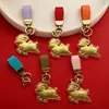 Amuleto de la Suerte del Año de la Oveja Llavero de Ovejita Bolso Dorado Cadena para Teléfono Colgante Souvenir Exquisito de Negocios Regalo