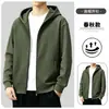 Elegante y bien estructurada, esta sudadera casual térmica para hombre de otoño/invierno presenta un diseño con cremallera, una capucha y un corte holgado y extragrande.. Hecho con algodón grueso y cómodo para mayor calidez. Disponible en tallas grandes