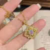 Collar con Colgante de Trébol de Cuatro Hojas Estilo Francés Vintage Dorado Cepillado con Pétalos de Colores Cortados en Rosa, Accesorio de Cadena de Suéter de Lujo de Alta Gama