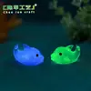 Golfinho Sete Cores Brilha no Escuro Pingente de Pelúcia Musgo Micro-Paisagem Ornamento Criativo Joia Artesanato em Resina