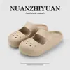 Sapatos Franceses com Furos Femininos 2026 Novo Estilo Casa Interior Antiderrapante Sola Macia Respirável Pés Sem Cheiro Podem Ser Usados Fora Chinelos Femininos