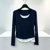 Camiseta de alta qualidade com gola U, retalhos e manga longa para mulheres, outono, versátil para reduzir a idade, bainha curva, camada base