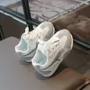 Outono de 2026 Nova Moda Tênis de Skate Infantil Unissex Malha Leve Sapatos de Treino Alemães Respiráveis Casuais Sapatos Forrest Gump Tendência