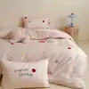 Sencillo estilo ins 100 algodón algodón de fibra larga juego de cuatro piezas algodón lindo bordado caricatura bordado de toalla ropa de cama