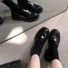Edição Couro de Vaca Camélia Amor ~ Mocassins Femininos de Solado Grosso com Pequena Fivela de Moeda 2026 Sapatos de Couro Genuíno Estilosos para o Verão