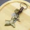 Llavero Creativo para Hombre Aleación Cabeza de Ciervo Llavero Trenzado de Cuero Retro Color Bronce Antiguo