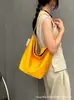 Bolsa de Hombro de Nylon Relajante Roja para Mujer Moda Viajera Ligera Gran Capacidad Tipo Cubo