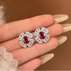 Brincos de Tarraxa Pequenos com Flor Inlaid Pedra Vermelha Sangue de Pombo Imitação 1 Quilate Personalidade Nova Moda Europeia e Americana para Mulheres