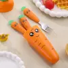 Acero Inoxidable 304 Grado Alimenticio Vajilla Caricatura Creativa Zanahoria Cuchara para Alimentar Bebés Tenedor Traje Portátil