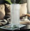 Jarrón triangular de cristal transparente con rayas verticales, diseño moderno y creativo para sala de estar, con flores secas, plantas hidropónicas y adornos de celebridades en internet.