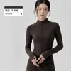 Conjunto deportivo cálido y cómodo para mujer, con un diseño ajustado que estiliza la figura, perfecto para fitness y yoga, con un tacto lujoso