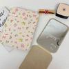 Espejo pequeño floral crema estilo Ins, espejo de maquillaje plegable portátil, espejo de tocador con soporte de escritorio para dormitorio de estudiantes