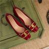 Producción y suministro de zapatos de moda de piel de oveja estilo europeo y americano, punta cuadrada, tacón grueso, charol retro, hebilla de metal, fabricantes de tacones altos