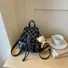 Mochila feminina transfronteiriça com padrão de diamante fofo, novo design de aba com cordão, mochila pequena moderna e simples para o trajeto diário dos estudantes