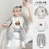 Macacão de Bebê Outono Novo Estilo Moda para Menino Fato Dividido Elegante de Três Peças Roupas de Menino Roupas Casuais para Passeio Primavera e Outono Tendência