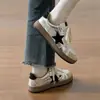 Zapatillas casual retro con estampado de estrellas y efecto desgastado para mujer, nueva colección primavera/otoño 2026, malla transpirable, diseño versátil de bloques de color, estilo de zapatilla de entrenamiento alemana