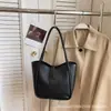 Bolsas de mano para mujer transfronterizas, nuevo modelo 2026, bolso de hombro y bandolera de alta gama a la moda para mujer, bolso de mano simple para el día a día, bolso tipo cubo
