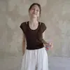 Camiseta de punto corta de manga corta con cuello halter hueco de dos piezas de imitación marrón para mujer, un top súper elegante y adelgazante para el verano