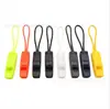 Suministro Transfronterizo de Mini Silbatos de Plástico Multicolor en Stock, con un Cordón que se Puede Atar a la Ropa, Adecuados para Uso de Emergencia al Aire Libre y Transporte Portátil