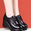 Outono 2026 Versátil Salto Plataforma Bico Redondo Sapatos de Salto Alto Femininos Novos com Cadarço Sapatos de Mãe Solado Macio Confortável Leve Salto Alto