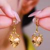 Nuevos pendientes elegantes de otoño e invierno con diseño de diosa, exquisitos pendientes de moda con hebilla para las orejas, elegantes pendientes franceses dorados que combinan con todo, pendientes brillantes con diamantes.