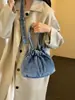 Bolsa de mezclilla estilo japonés para mujer, nuevo modelo 2026, bolsa de cubo artística con cordón, bolso de hombro y cruzado simple y versátil