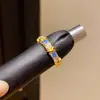 Anel aberto redondo em zircônia cúbica banhado a ouro 18k real, um design único e sofisticado para o dedo indicador, um acessório retrô moderno e versátil