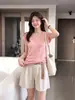Diseño rosa con cuello en V y cintura plisada para un efecto adelgazante, camiseta de seda helada con hombro irregular y mangas cortas de punto, top de verano para mujer