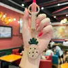 Chaveiro de liga metálica da série de frutas abacaxi, cravejado com diamantes de argila, pingente de decoração de bolsa de trabalho moderno e versátil
