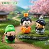 Paisagem em miniatura apresentando figuras adoráveis de Liu, Guan e Zhang do Juramento do Jardim de Pessegueiros, perfeito como decorações DIY para casas de bonecas e pequenos enfeites