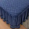 Saia de cama acolchoada de veludo cristal espesso com protetor de colchão de renda, capa simples antiderrapante à prova de poeira para colchão Simmons de veludo de leite