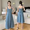 Foto Real de Vestido Casual Versátil de Peto de Mezclilla, Vestido de Longitud Media Adelgazante para Mujer, Disponible en Azul Oscuro, Gris, Azul Claro y Otros Colores