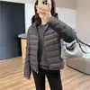 Chaqueta de plumón con capucha de plumón de pato blanco 95 para invierno cálido, ropa exterior corta colorida para otoño/invierno, tres pruebas, joroba pequeña, chaqueta de plumón práctica