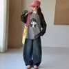Conjunto de Outono para Meninas 2026 Novo Estilo Roupas de Outono para Crianças Médias e Grandes Moletom com Capuz de Desenho Calça Jeans Scimitar Conjunto de Duas Peças