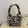 Popular Bolso de Axila Peludo Lindo para Otoño e Invierno para Mujer 2025 Nuevo de Moda Estilo Coreano Patrón de Vaca Bolso de Hombro de Felpa para Mujer