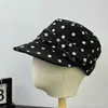 Sombrero de ala ancha versátil para otoño e invierno que hace que la cara se vea más pequeña, gorra de lunares dulce y elegante para mujer, sombrero de equitación de estilo coreano moderno para proteger del sol
